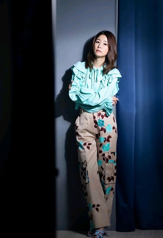 44岁林心如终于穿对了,蓝色衬衫搭配印花裤子,女神气质爆发