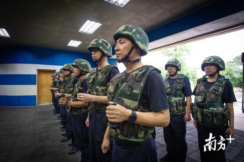 荷枪实弹练精兵!直击边检民警射击训练现场