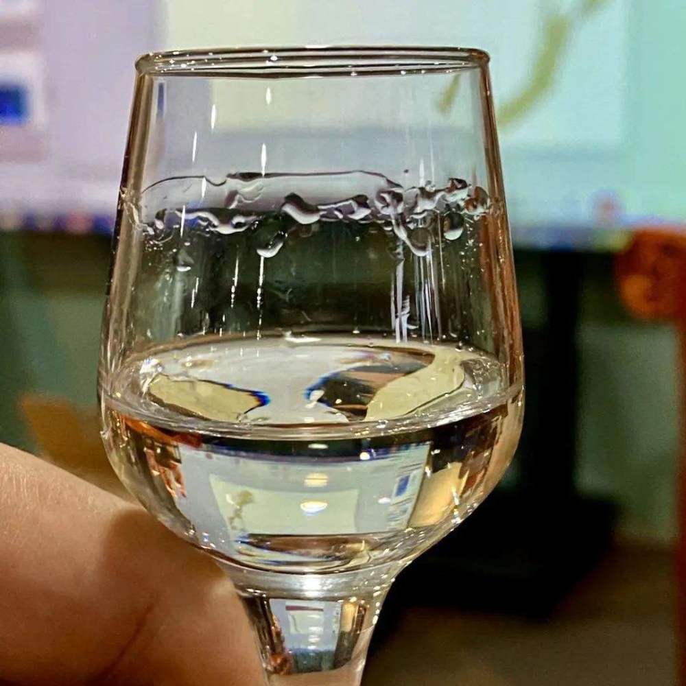正确认识白酒挂杯好酒挂杯度一定高但挂杯度高的不一定是好酒