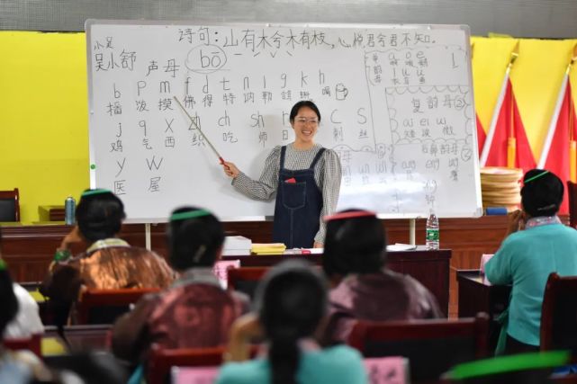 在乌英苗寨"双语双向"培训班课堂上,送教老师吴小舒教同学们学习拼音