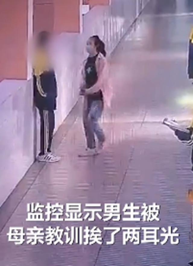 玩扑克请家长,母亲来后打耳光,扯脸,学生转身就从五楼跳下