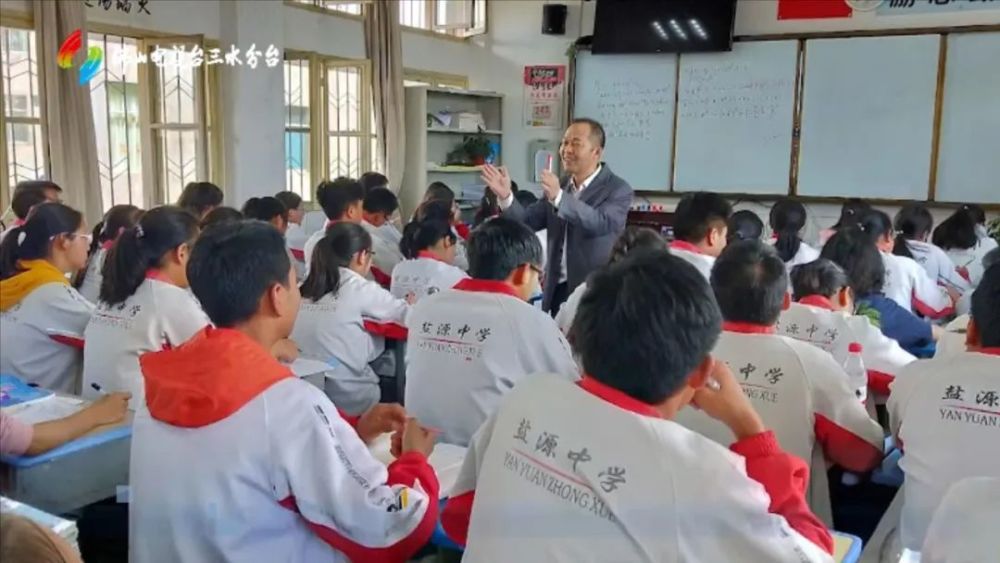 黄河是三水区华侨中学教师,目前是盐源县中学校"佛山班"的数学老师