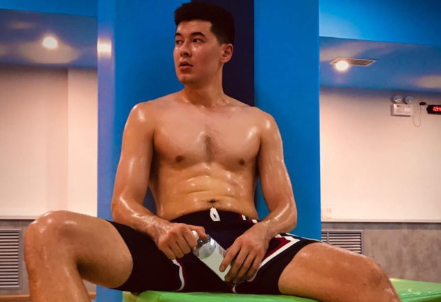 阿不都沙拉木晒照秀肌肉,下赛季能否上演王者归来?