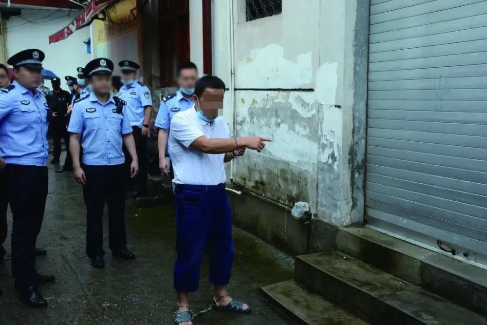 2020年6月5日,将乐县公安局民警押解犯罪嫌疑人指认现场.