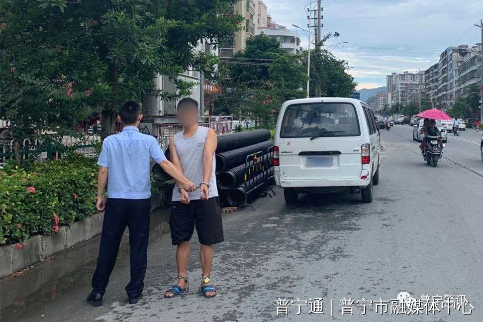 新坛路段抢夺一名陌生男子脖子上的黄金项链,后驾车往流沙大道方向