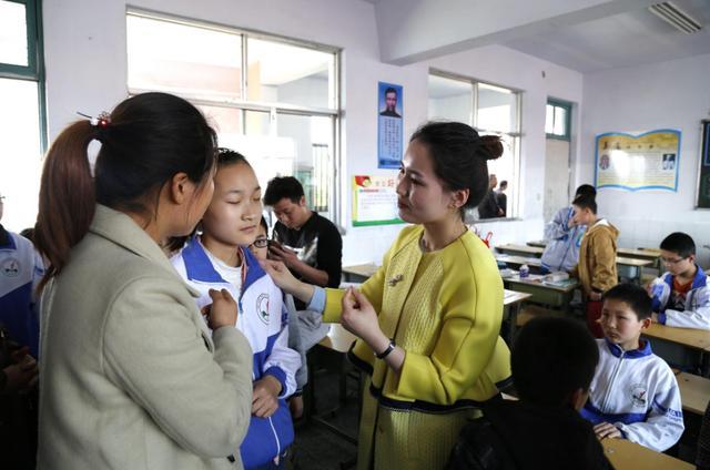 老师上课使用扩音器,遭到家长反对,老师被怒斥:没有师德