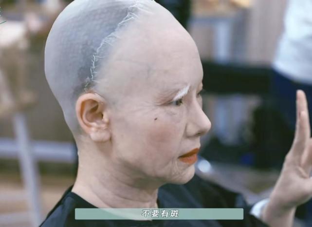 戚薇逼真老年妆曝光,满头白发皱纹多老态尽现,李承铉
