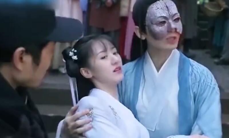 成毅与袁冰妍拍拥抱戏,导演现场催着拦腰抱,谁注意成毅说了啥