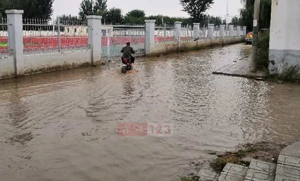 霸州五中附近道路积水严重,学生上学通行困难