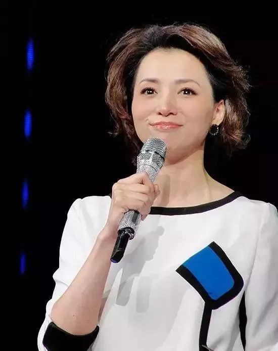 46岁董卿被央视解聘,一张照片揭露了5个扎心真相!