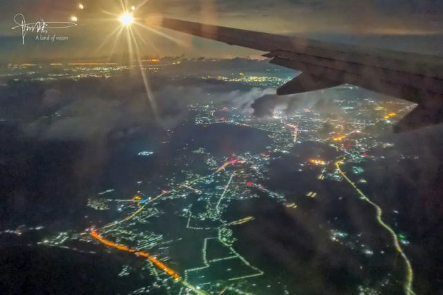 晚上坐飞机到珠海睡眼惺忪间用手机航拍窗外的城市夜景