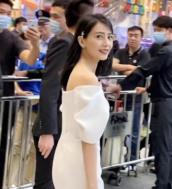 高圆圆生图美貌在线穿露肩白裙气质好侧脸的回眸一笑无法拒绝