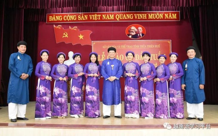 顺化男职员穿奥黛上班,保护越南民族传统服装