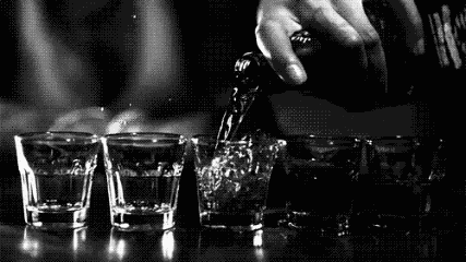 倒酒这个小小的动作,里面的门道其实可不少,今天我们就来聊一聊:倒酒