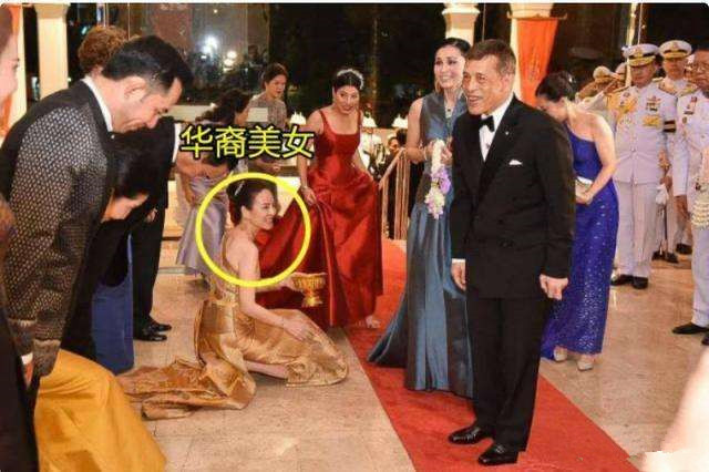 泰王让西拉米跪地上,自己手捧小狗,"爱妃待遇"终比不上狗