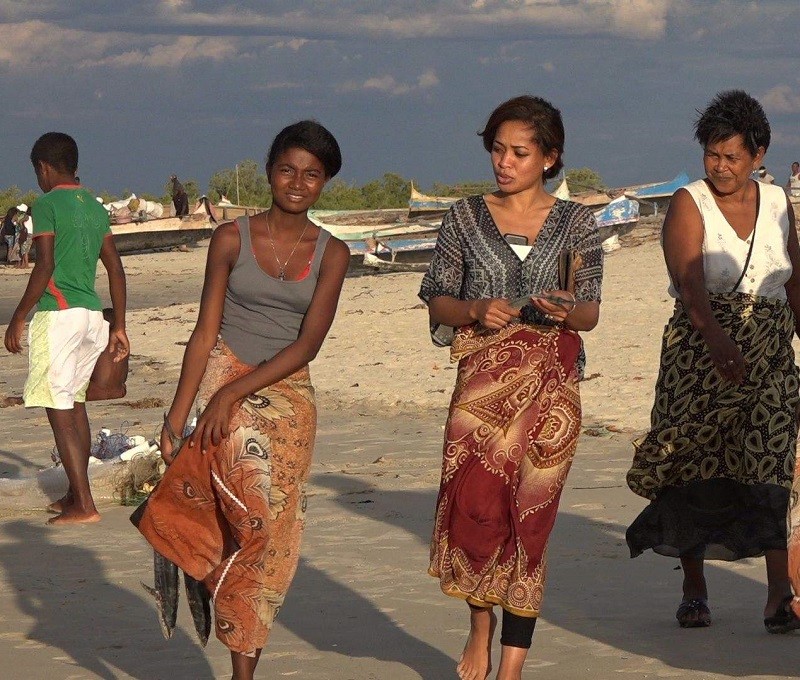 身穿传统服装的马达加斯加人