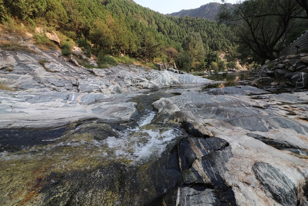 山东泰安:彩石溪秋景静美