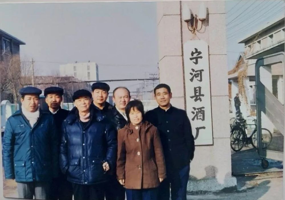 1986年在天津科技大学邹海宴,程志娟二位教授指导下,低度酒在宁河酒厂