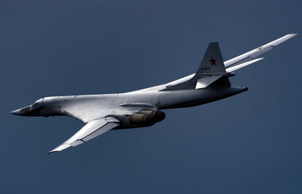 俄罗斯19日高调宣称,有着"白天鹅"之称的图-160超音速远程轰炸机创下