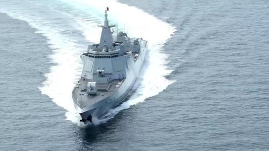2010年,随着满载排水量7000吨级的新型052d型驱逐舰批量"下饺子"般