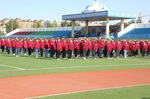 锡林浩特市蒙古族中学师生举行升国旗仪式