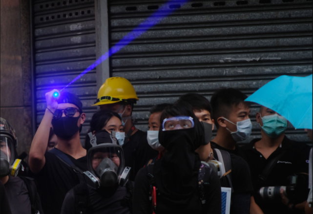 修例风波期间,暴徒频频用激光笔照射警方及无辜市民. (资料图片)