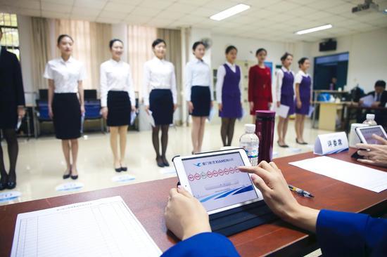 厦航尝试乘务员招聘会直播 开中国民航业之先