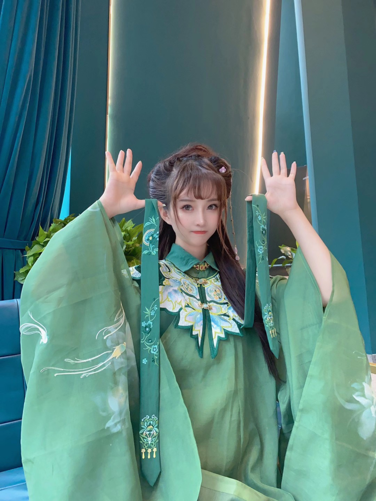 "辛九儿"却走的另外一种路线,她通过拍汉服