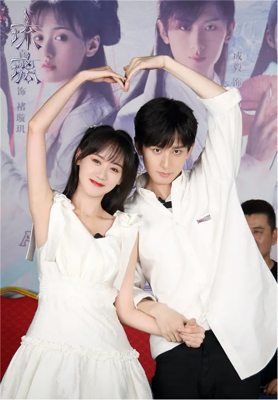 成毅嫌弃袁冰妍太明显7年前他对女演员相当殷勤同台主动牵手