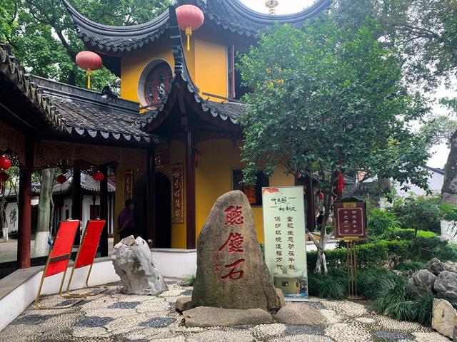 寒山寺目前已收集了近三百口铜钟,器型大小各异,真是将对诗词的利用