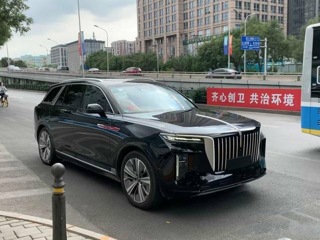 红旗大型纯电suv车型e-hs9实车亮相街头,气场太强大了