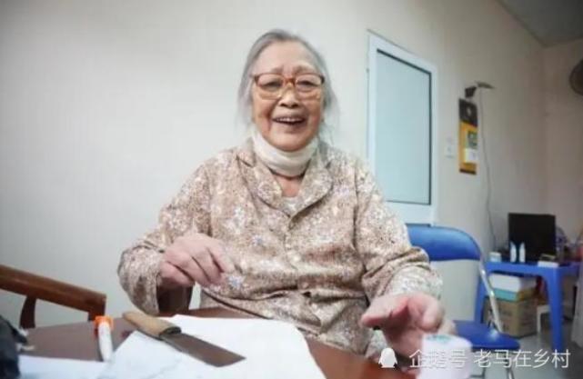 86岁张大妈有5个儿女如今瘫痪在床居住问题却成了老大难