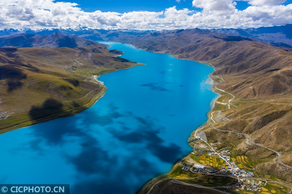 西藏山南"圣湖"羊卓雍措美景如画