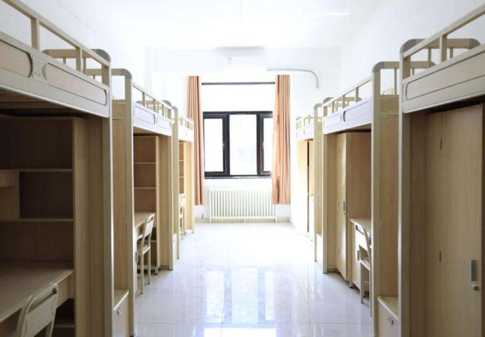 黄河交通学院新校区六人间都是上床下桌,老校区四个上铺两个下铺.
