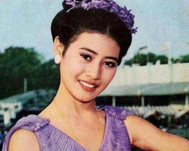 演员出身的余娃希达美丽动人