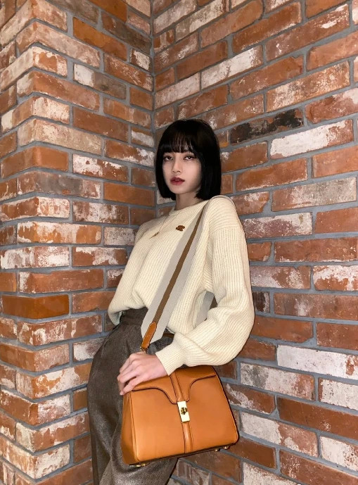 李宇春lisa撞衫,穿同款"波浪裙,网友:假小子和女团差距