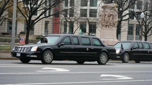 揭秘传说中"行走的装甲白宫":美国总统的"野兽"车队到底多安全?