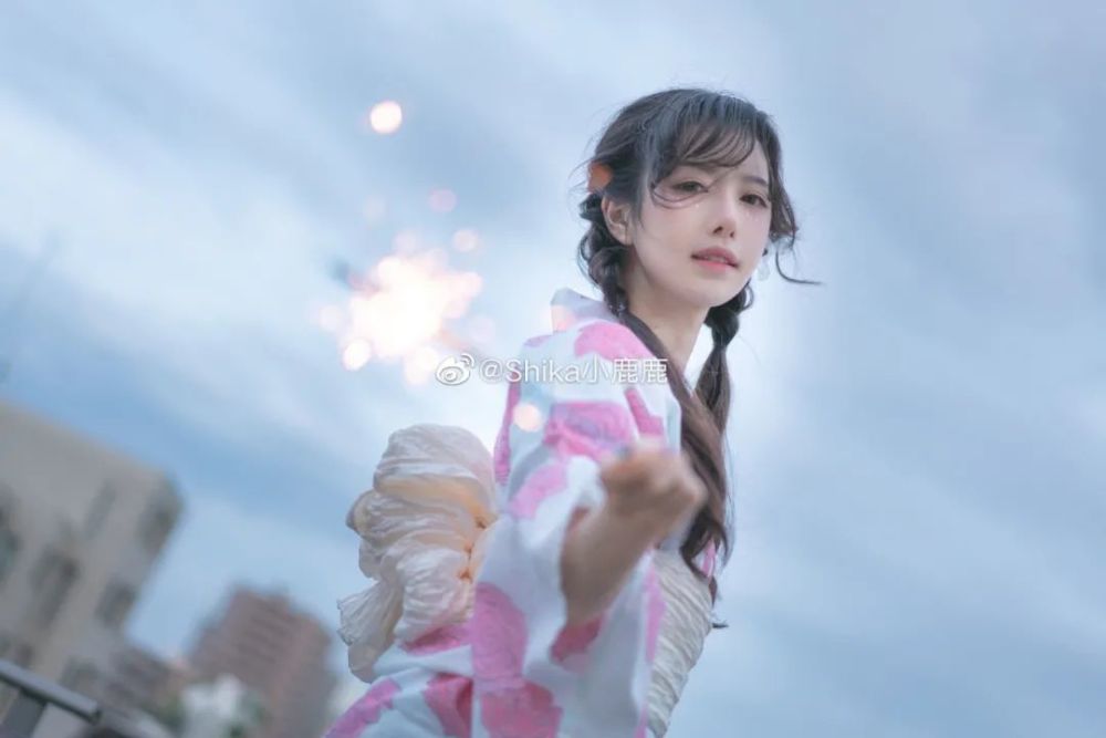 shika小鹿鹿 最新写真-绚烂的夏日花火_腾讯新闻