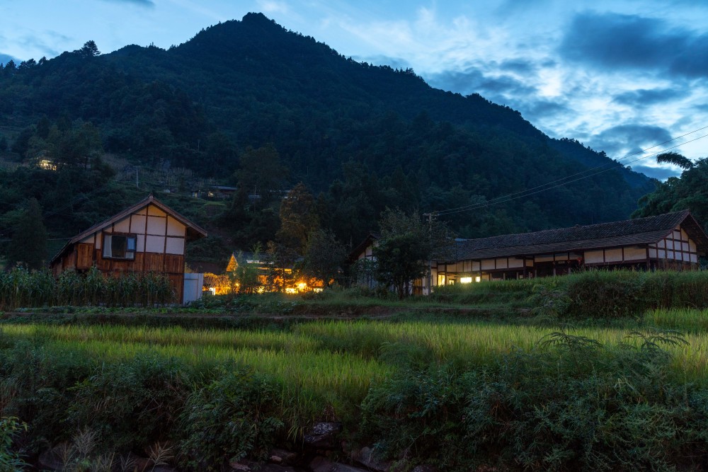 贵州深山中的美丽村庄,仿佛宫崎骏动画中的世界,夜晚能看见银河