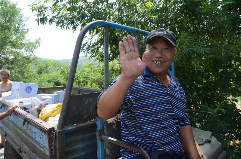 大爷挥手和我们告别,再见,祝您身体健康,生活幸福!