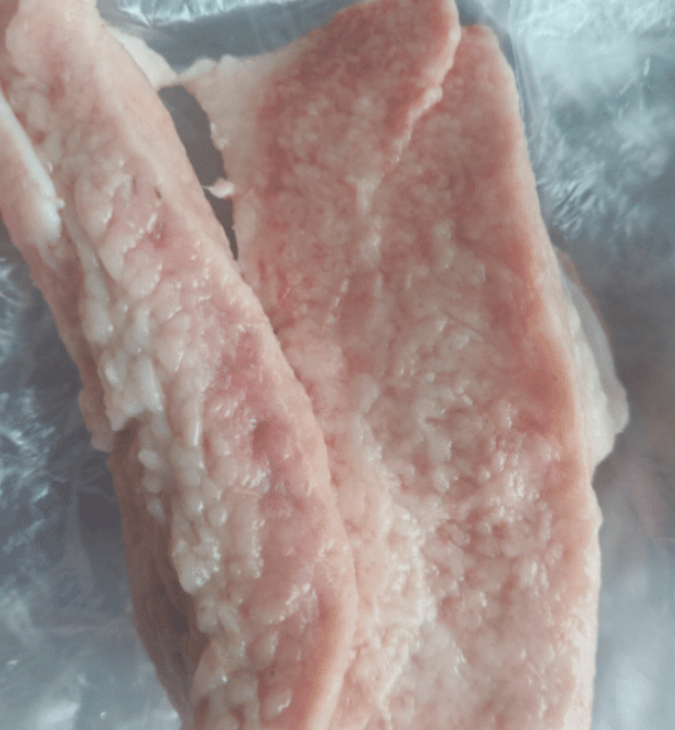 这是在超市买的猪肉猪皮下面是什么东西有懂得么哈哈哈能不能吃