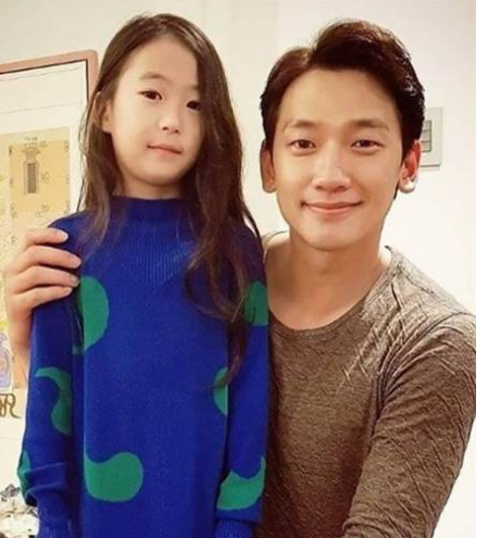 rain夫妇为二女儿办1岁生日宴二人近照曝光状态不佳显老态