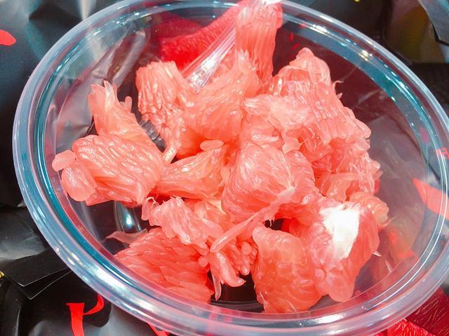 买柚子时,不管红心柚还是白心柚,牢记挑选"5字诀",保准皮薄肉厚果肉甜