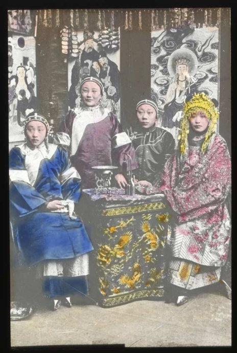 这组老照片拍的时间大约在1900-1923年间,颜色是后来根据实际场景上色