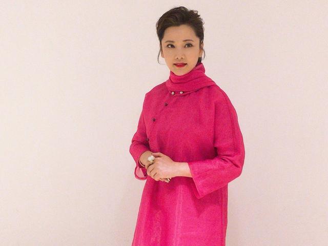 实力演员何赛飞不服老!穿"格格装"坎肩好富贵,姨太太感觉重现