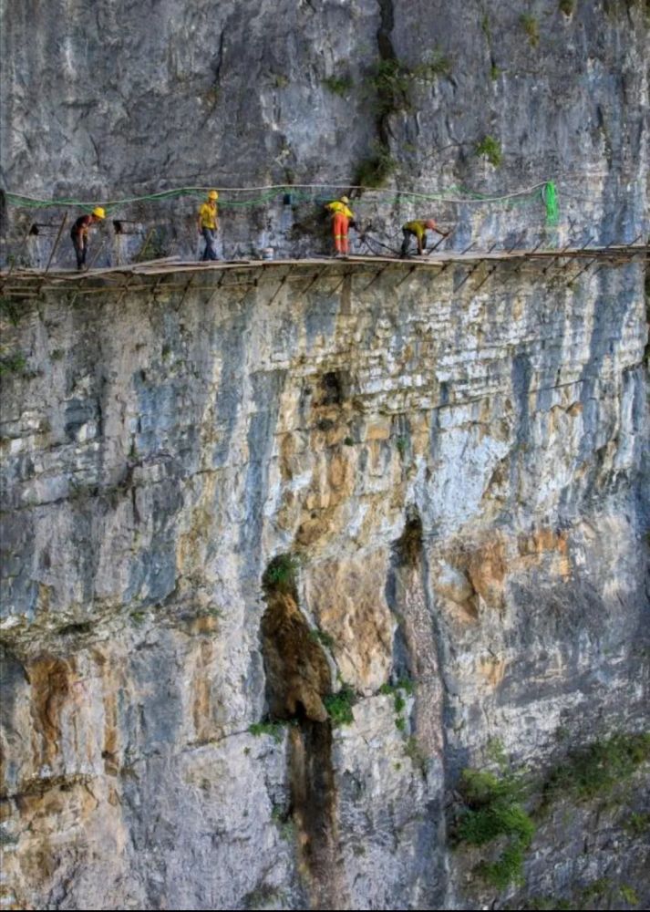 近日,一条关于湄江aaaa级旅游区里新修崖壁栈道的抖音短视频在朋友圈