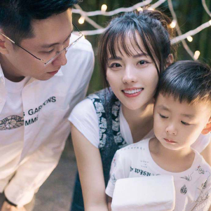 张嘉倪晒照为儿子庆生,一家四口合影超温馨,董璇带着小酒窝也来了