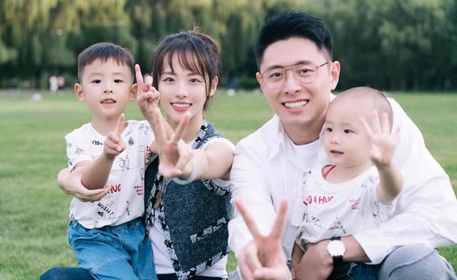 张嘉倪一家四口齐亮相!穿马甲戴翡翠手镯高调炫富,小儿子超像爸