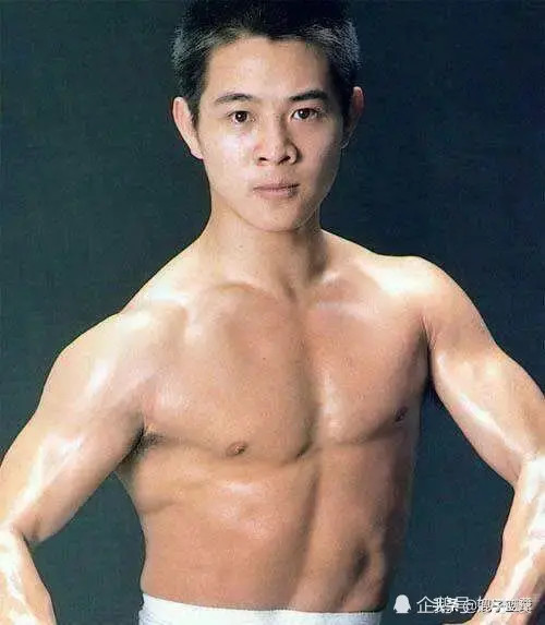 身高1.71cm,体重66kg 实际上的李连杰是这样
