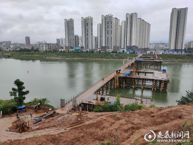 上渡街道清表腾地50余亩助力新化资江四桥项目建设